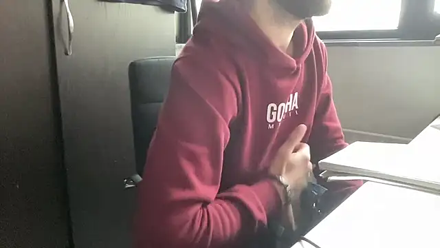 Snapshot of bullyboyy chatting on 12.01.25 bullyboyy online show from 12.01.25