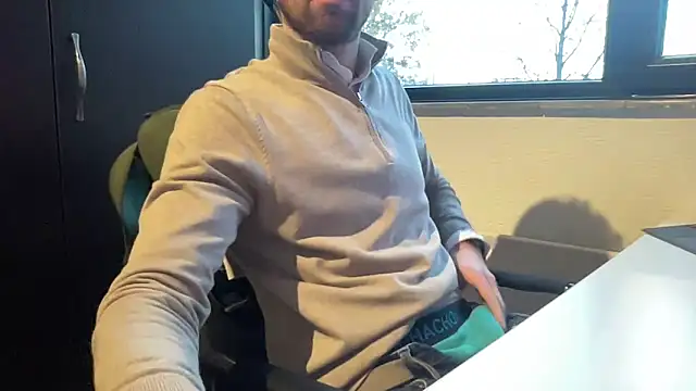 Snapshot of bullyboyy chatting on 12.04.25 bullyboyy online show from 12.04.25