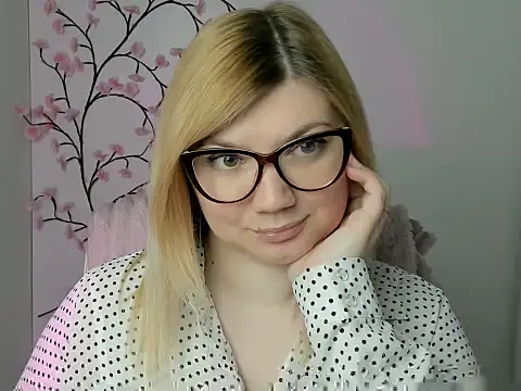 Snapshot of Lola_moree chatting on 04.23.26 Lola moree online show from 04.23.26