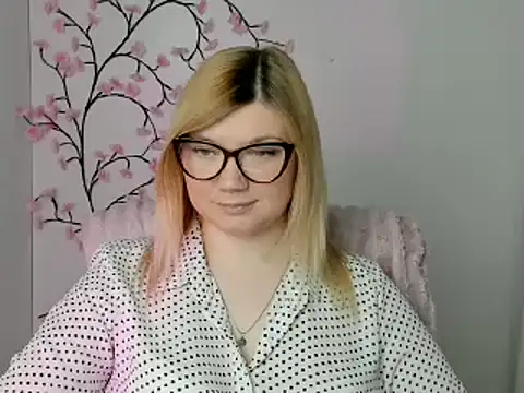 Snapshot of Lola_moree chatting on 04.23.26 Lola moree online show from 04.23.26