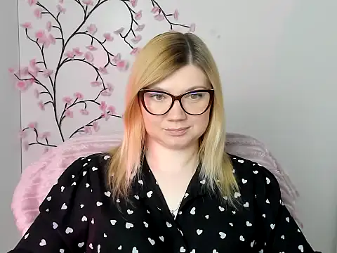 Snapshot of Lola_moree chatting on 05.11.26 Lola moree online show from 05.11.26