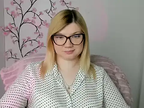 Snapshot of Lola_moree chatting on 05.12.26 Lola moree online show from 05.12.26
