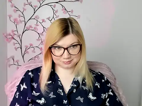 Snapshot of Lola_moree chatting on 05.13.26 Lola moree online show from 05.13.26