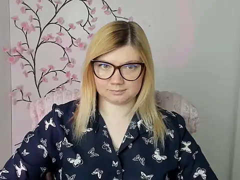 Snapshot of Lola_moree chatting on 05.18.26 Lola moree online show from 05.18.26