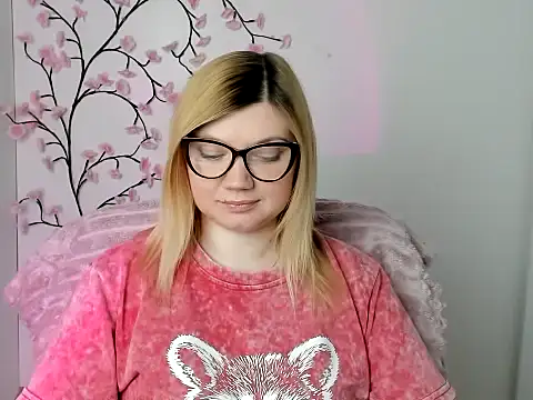 Snapshot of Lola_moree chatting on 05.19.26 Lola moree online show from 05.19.26