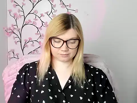 Snapshot of Lola_moree chatting on 05.20.26 Lola moree online show from 05.20.26