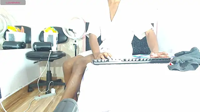 Snapshot of k_stormi_ chatting on 12.20.25 k stormi online show from 12.20.25