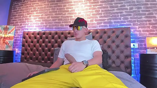 Snapshot of Thomas_May4rs chatting on 02.21.25 Thomas May4rs online show from 02.21.25