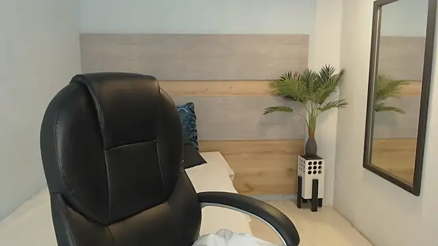 brendathompson  online show from 10.04.25