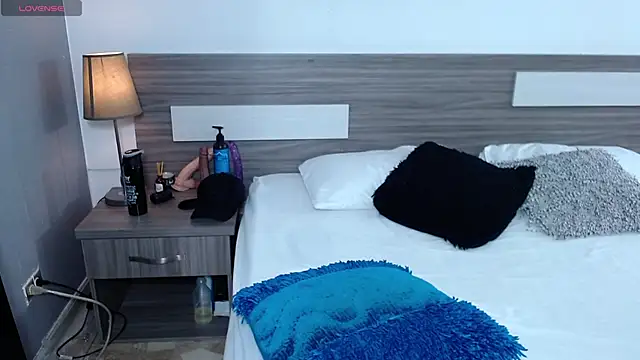 Liiamthompson online show from 12.15.25