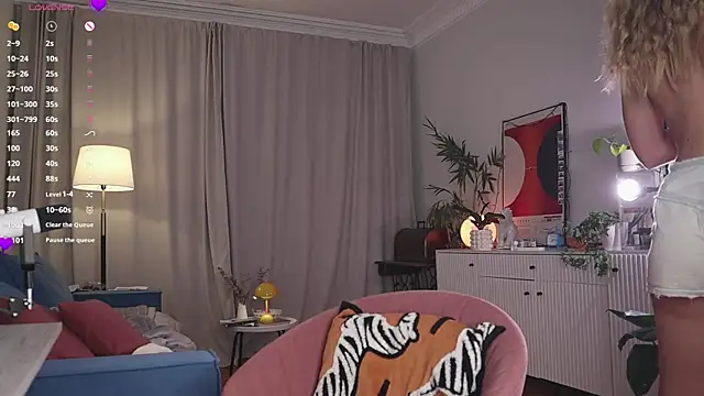 Snapshot of WhiteAnni chatting on 12.15.25 WhiteAnni online show from 12.15.25