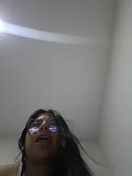 Snapshot of viccky_vick chatting on 11.05.25 viccky vick online show from 11.05.25