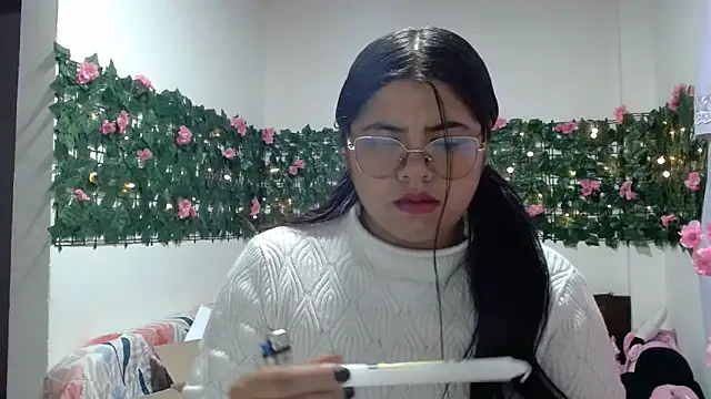 Snapshot of viccky_vick chatting on 11.23.25 viccky vick online show from 11.23.25