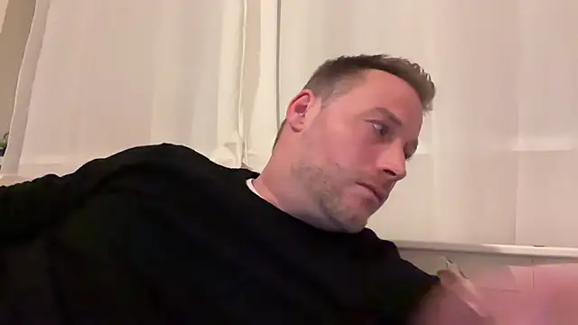 Snapshot of Christian87xxx chatting on 11.17.25 Christian87xxx online show from 11.17.25