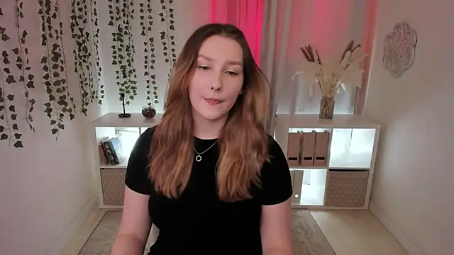 Snapshot of MaryWaddell chatting on 02.05.25 MaryWaddell online show from 02.05.25