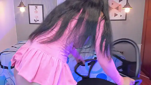 Nohemi louse online show from 03.20.25