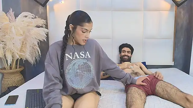 Snapshot of Arah_issaa chatting on 11.28.25 Arah issaa online show from 11.28.25