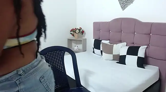 Snapshot of CanelaFierce chatting on 03.22.25 CanelaFierce online show from 03.22.25