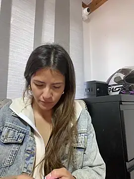 Snapshot of Andrea18_blonde chatting on 03.14.25 Andrea18 blonde online show from 03.14.25