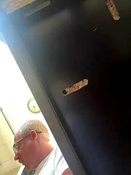 Snapshot of ClimbedCaelum chatting on 11.01.25 ClimbedCaelum online show from 11.01.25