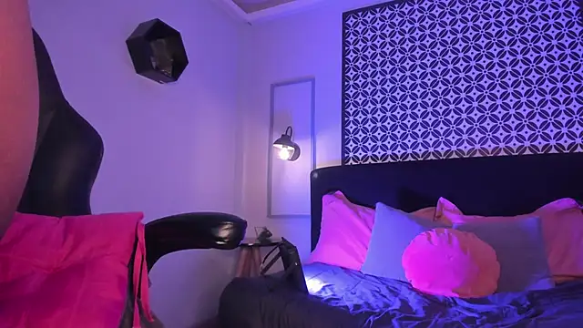 Gigi Strawberry online show from 03.09.25