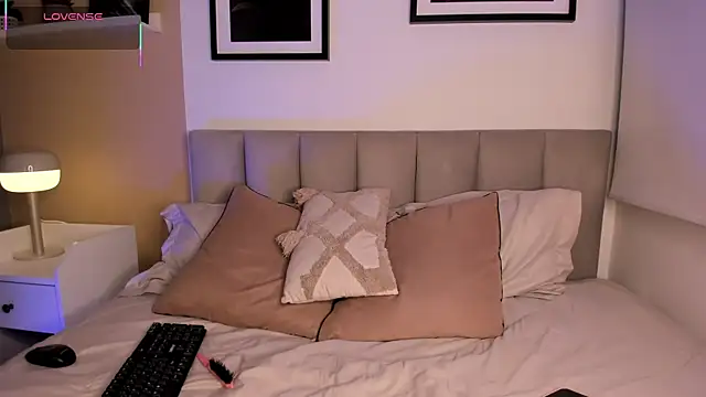 Gigi Strawberry online show from 09.09.25