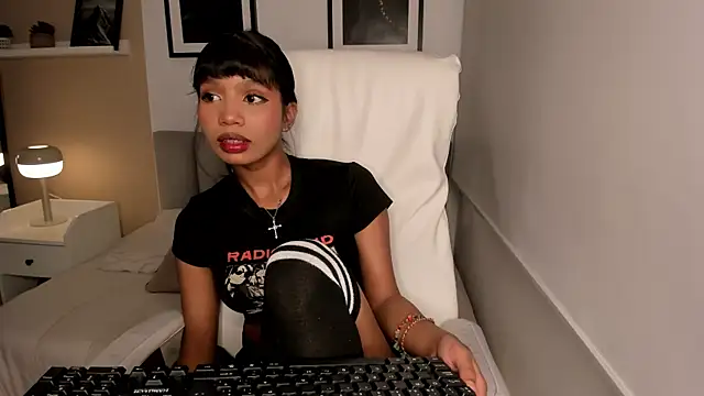 Gigi Strawberry online show from 10.16.25