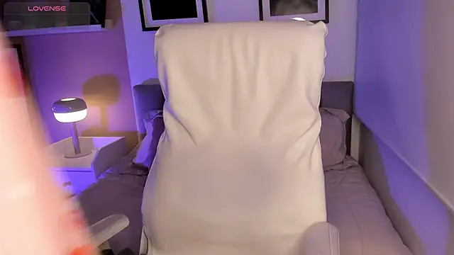 Gigi Strawberry online show from 10.18.25