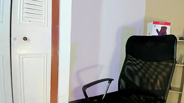 Snapshot of Violetta_0 chatting on 10.01.25 Violetta 0 online show from 10.01.25