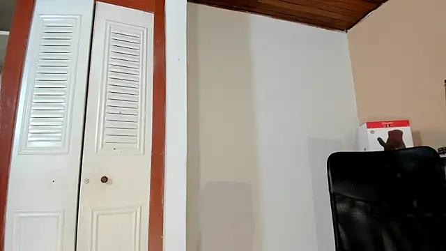 Snapshot of Violetta_0 chatting on 10.17.25 Violetta 0 online show from 10.17.25