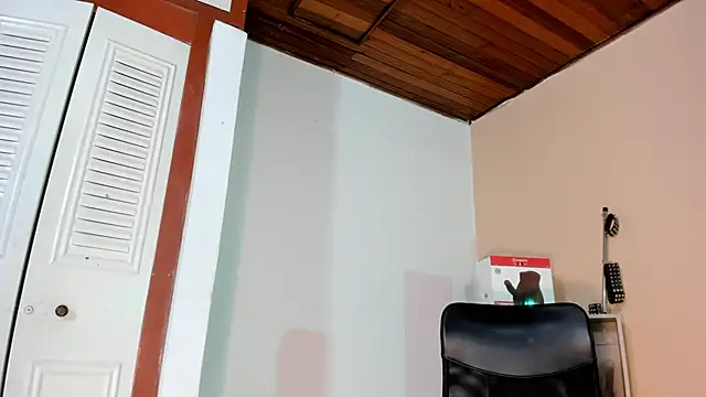 Snapshot of Violetta_0 chatting on 10.20.25 Violetta 0 online show from 10.20.25