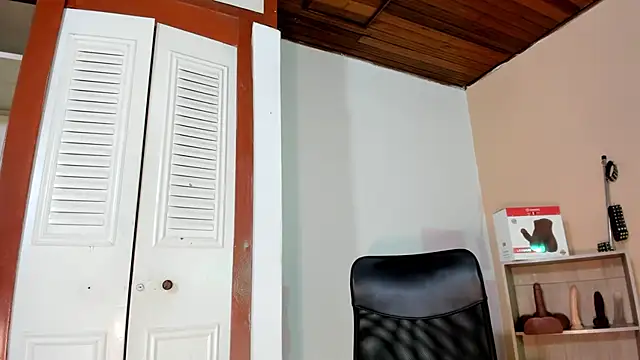 Snapshot of Violetta_0 chatting on 10.21.25 Violetta 0 online show from 10.21.25