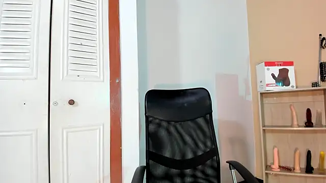 Snapshot of Violetta_0 chatting on 10.28.25 Violetta 0 online show from 10.28.25