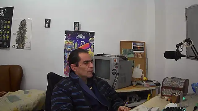 Snapshot of ReyDeBotones chatting on 02.01.25 ReyDeBotones online show from 02.01.25