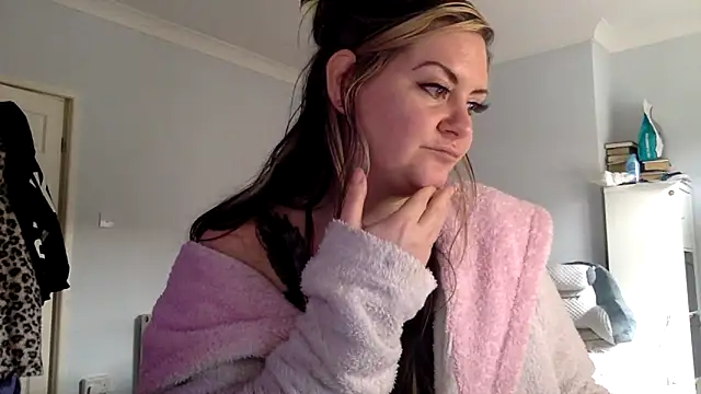 AureliaXOX online show from 02.16.25