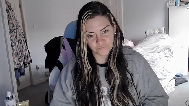 AureliaXOX online show from 02.28.25