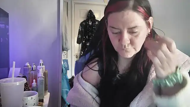 AureliaXOX online show from 12.14.25