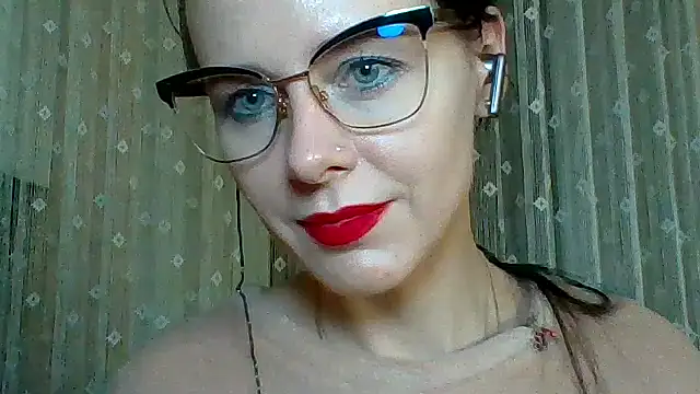 Snapshot of LuminousLady chatting on 03.20.25 LuminousLady online show from 03.20.25