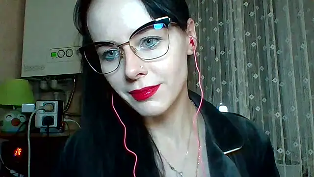 Snapshot of LuminousLady chatting on 03.21.25 LuminousLady online show from 03.21.25
