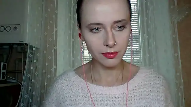 Snapshot of LuminousLady chatting on 10.06.25 LuminousLady online show from 10.06.25