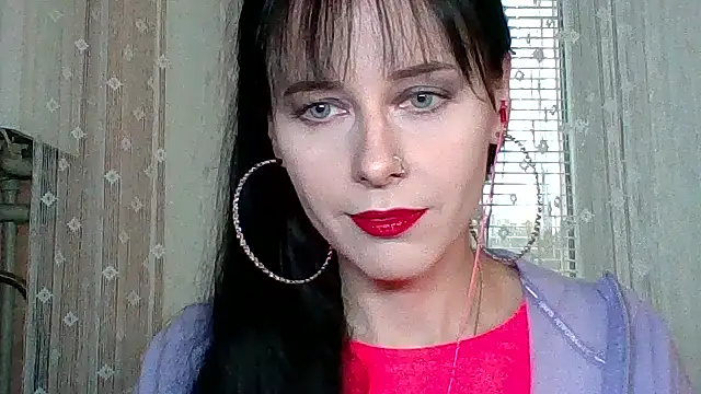 Snapshot of LuminousLady chatting on 10.10.25 LuminousLady online show from 10.10.25