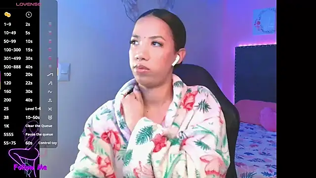 Snapshot of SallyWhitee chatting on 09.17.25 SallyWhitee online show from 09.17.25