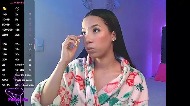 Snapshot of SallyWhitee chatting on 09.30.25 SallyWhitee online show from 09.30.25