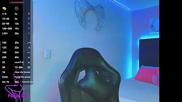 Snapshot of SallyWhitee chatting on 10.27.25 SallyWhitee online show from 10.27.25