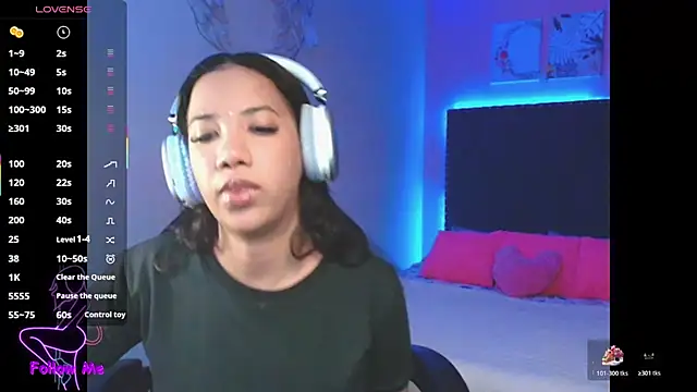 Snapshot of SallyWhitee chatting on 11.13.25 SallyWhitee online show from 11.13.25