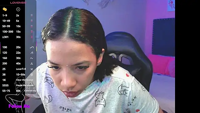 Snapshot of SallyWhitee chatting on 11.14.25 SallyWhitee online show from 11.14.25