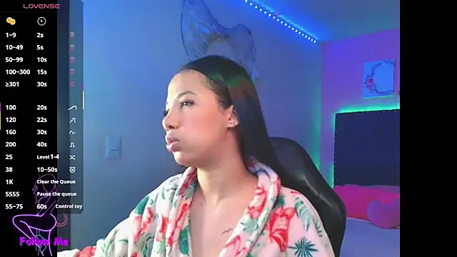 Snapshot of SallyWhitee chatting on 11.28.25 SallyWhitee online show from 11.28.25