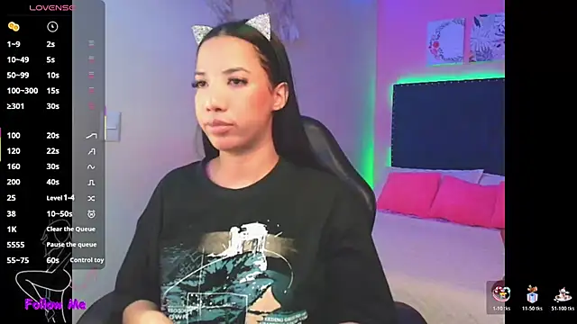 Snapshot of SallyWhitee chatting on 11.30.25 SallyWhitee online show from 11.30.25