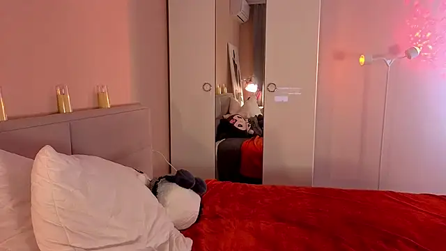 Mia Luw online show from 11.15.25