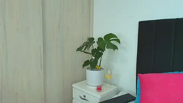 Snapshot of MarianaGiiiL chatting on 03.04.25 MarianaGiiiL online show from 03.04.25